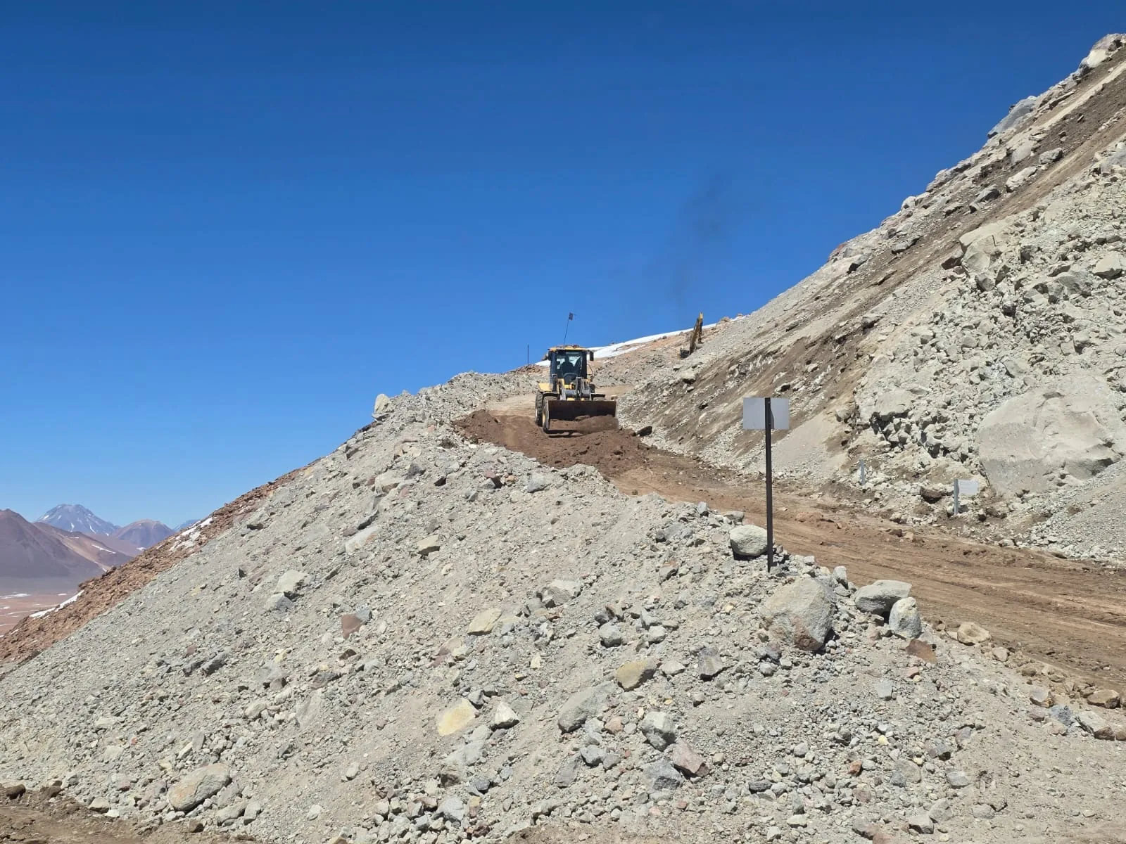 Movimiento de tierra y conformación de caminos FASS Chile