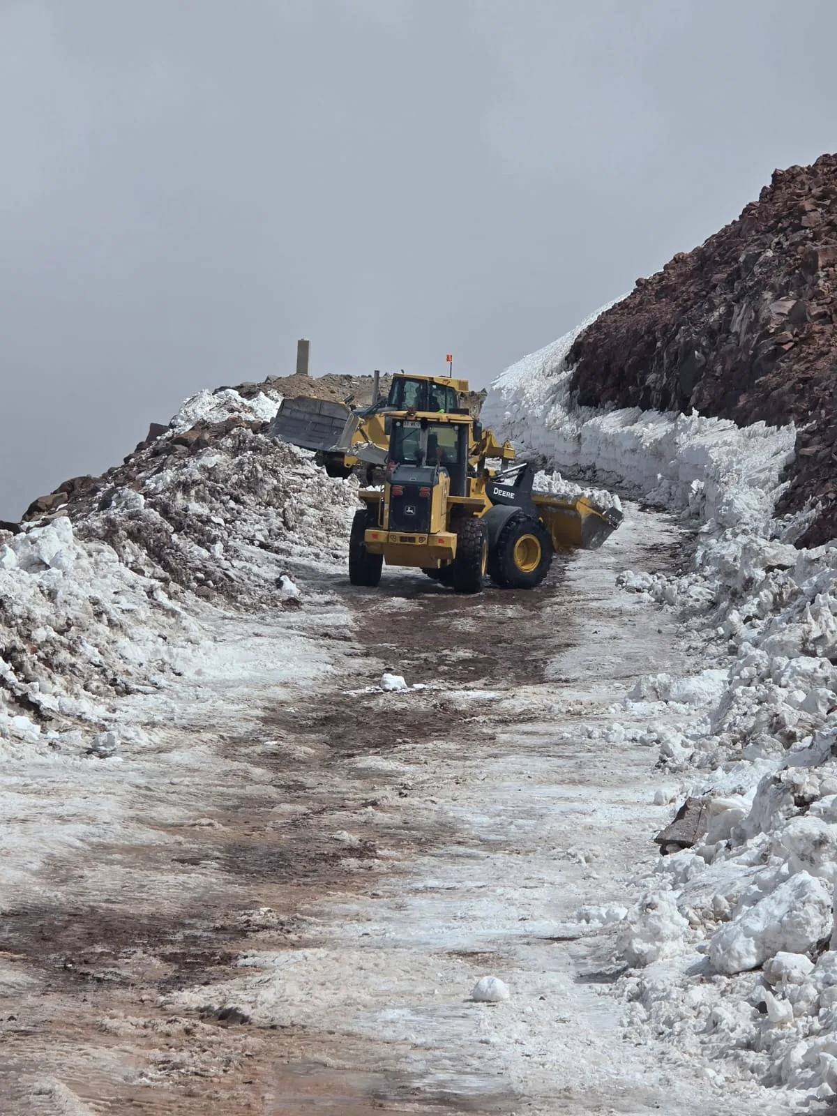 Trabajo con maquinaria pesada en nieve FASS Chile